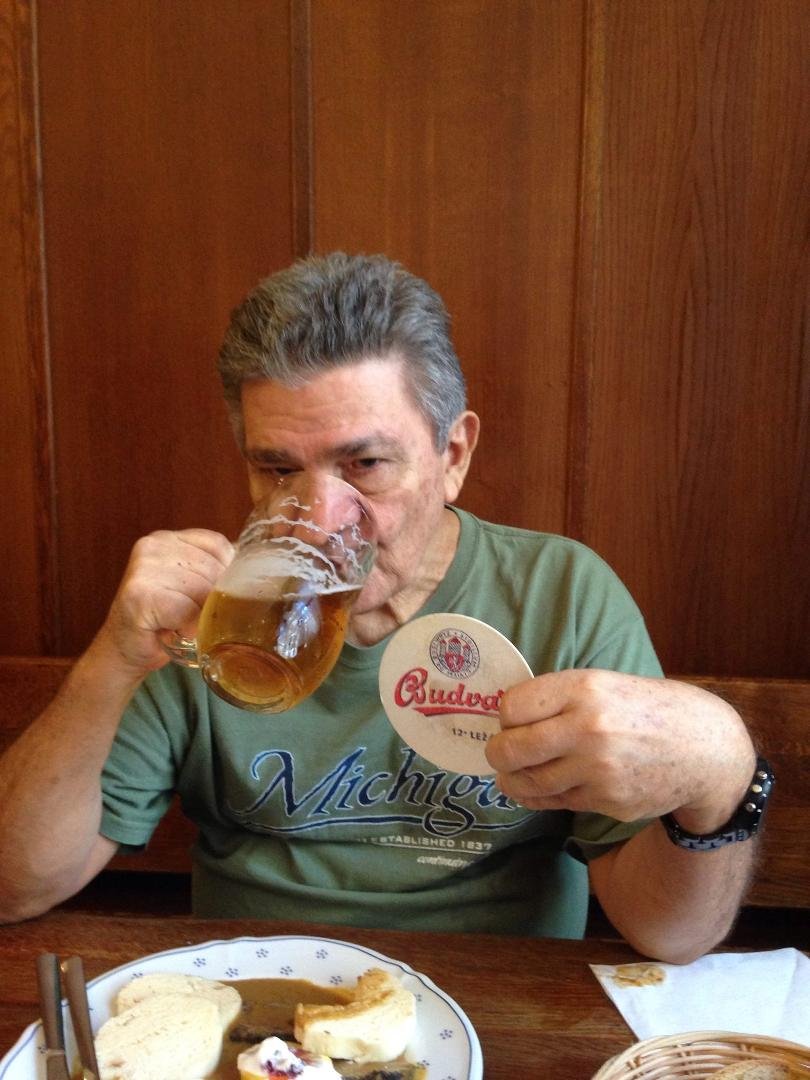 Drinking the legitimate Bud um a Prague bar