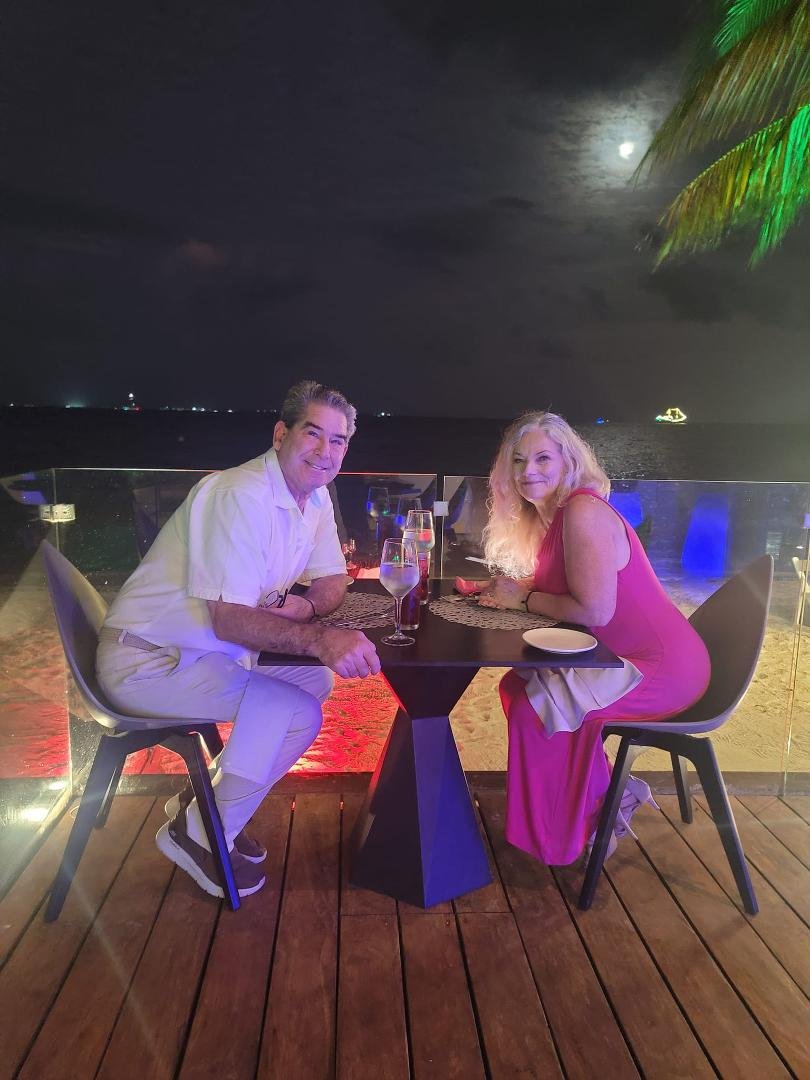 Having dinner at thex"Sea Flirt" restaurant.