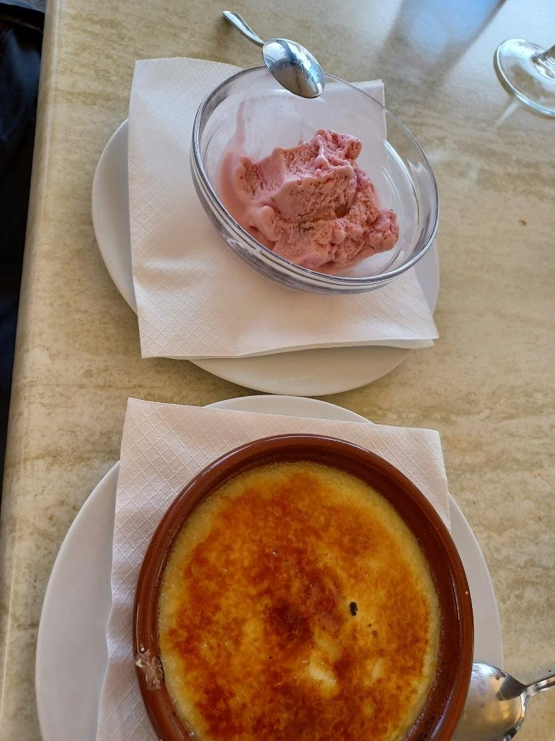 Excellent dessert ..ice cream and cream brûlěe