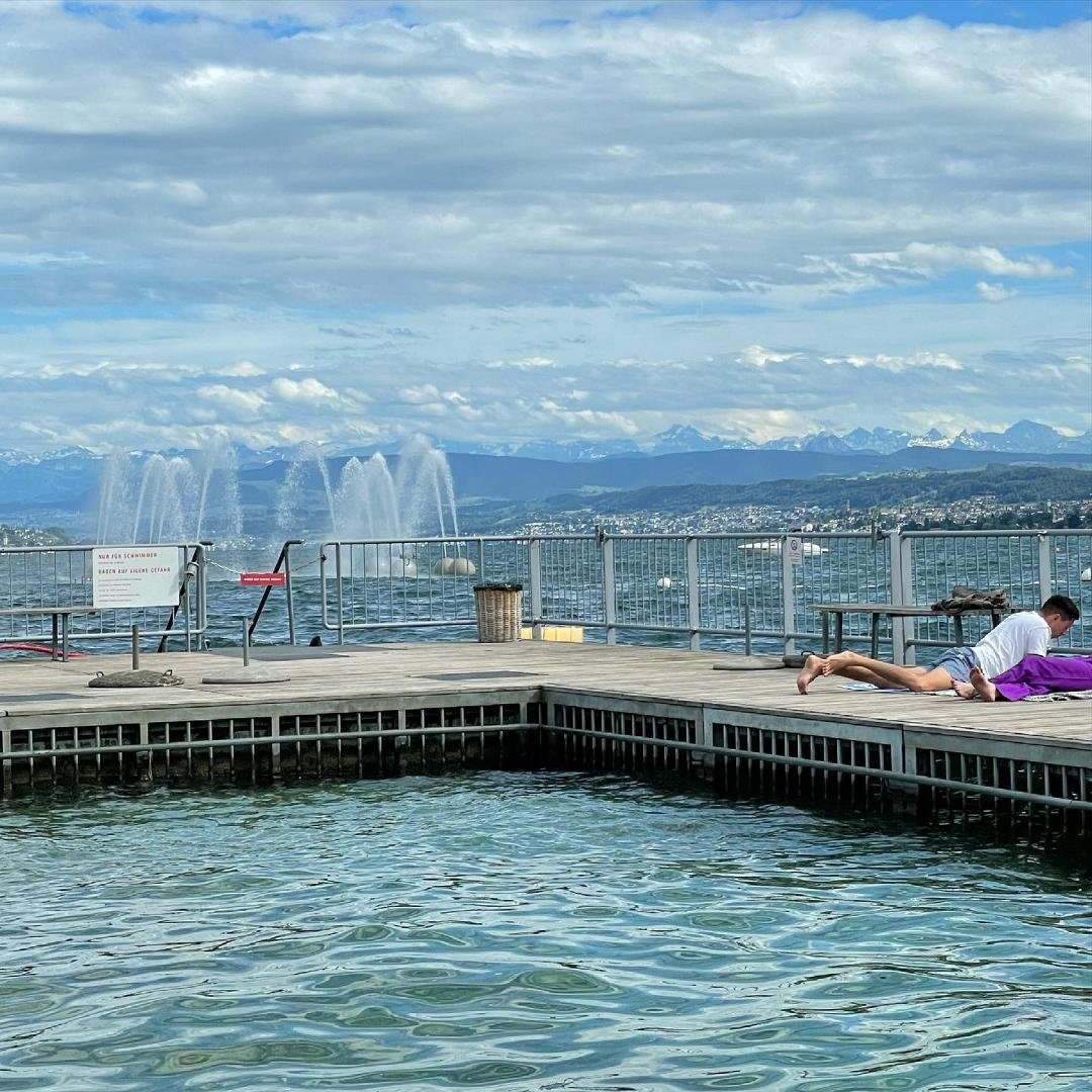 Lake Zurich with the Alps in the background 😳