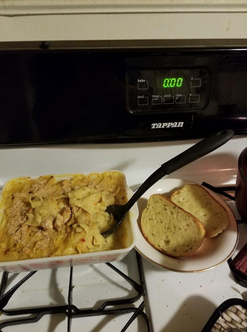 Chicken Alfredo and garlic bread