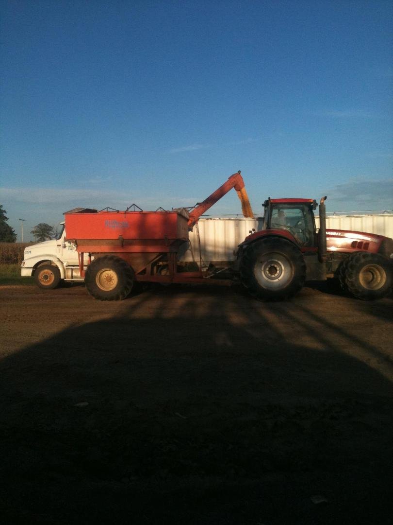 DA unloading corn.  And don't spill it. Lmbo
