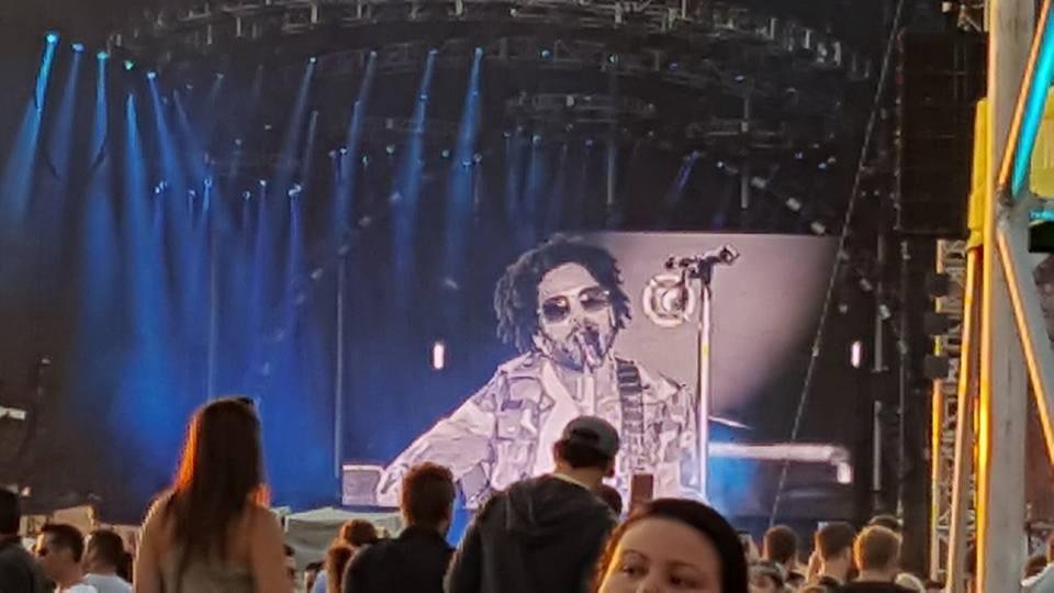Lenny Kravitz time. Full house here tonight. Aerosmith is next. Sarah Silverman later tonight. Great day it has been.