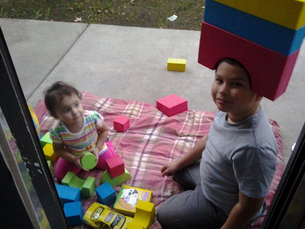 Ivan being nice with his lil sis Zoé ..love them