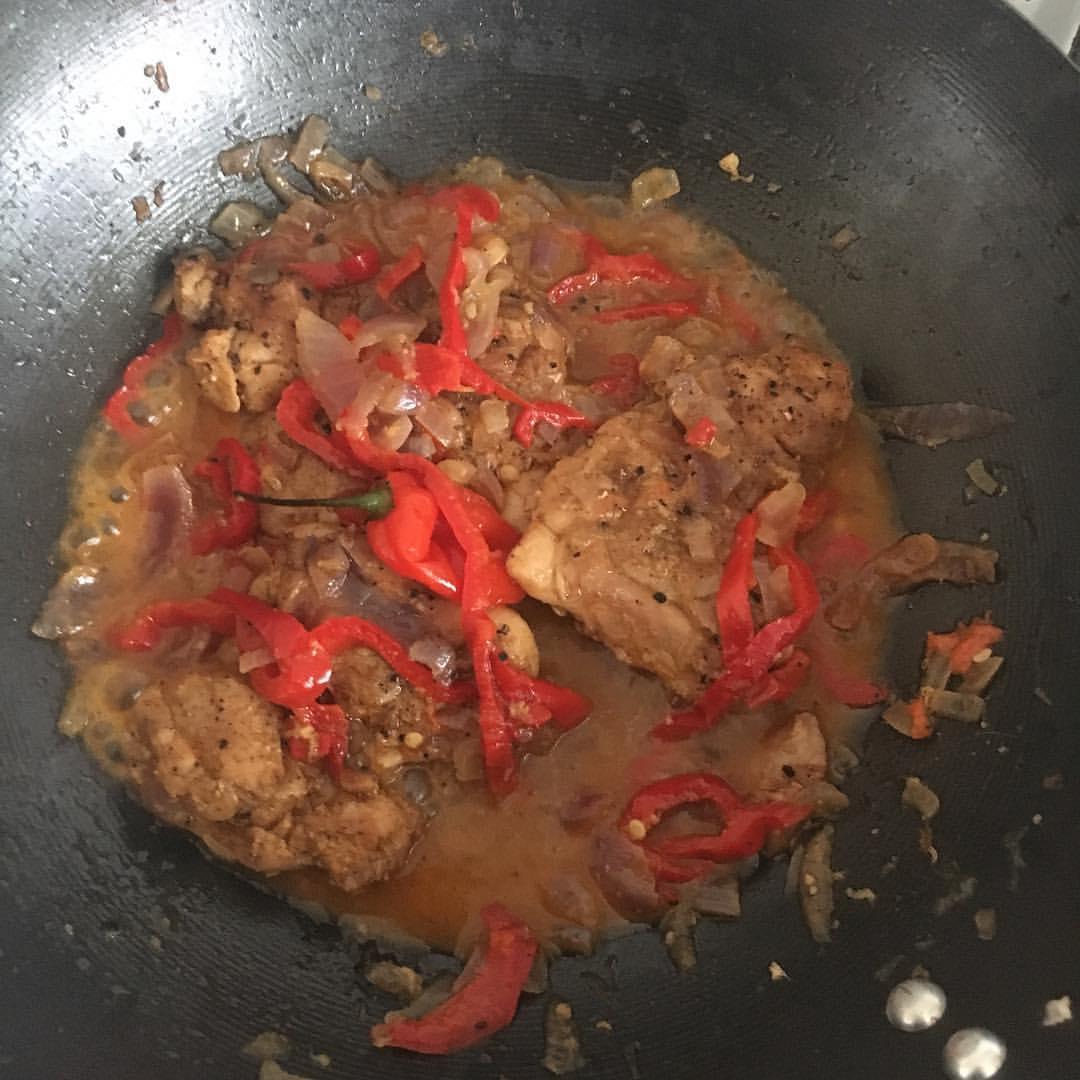 Garlic & ginger, red peppers Chicken 🍗 with Coconut Milk