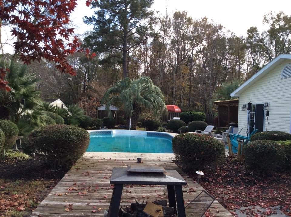 ☺️🌞61 degrees in Myrtle Beach,SC.  Enjoying the back yard while Charlie is cooking.  🌞⛱