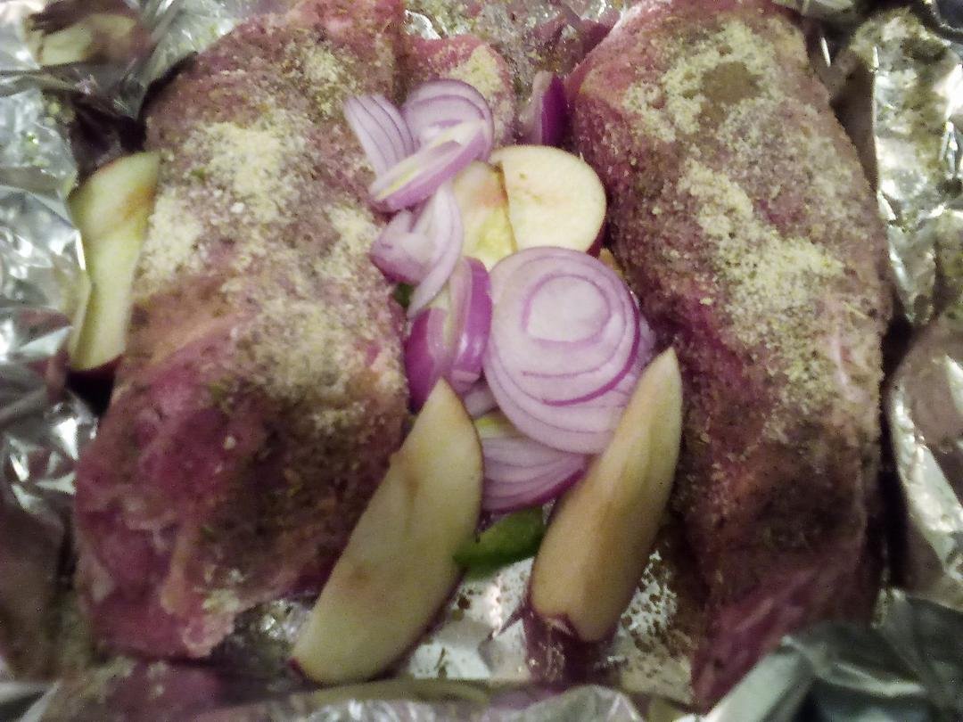 The Covid-19 has caused a sister to do some cookin. Pork ribs cooked in red onion, apples and green peppers. Italian bread crumbs, a pinch of salt and black pepper, italian seasoning and a touch of soy sauce.