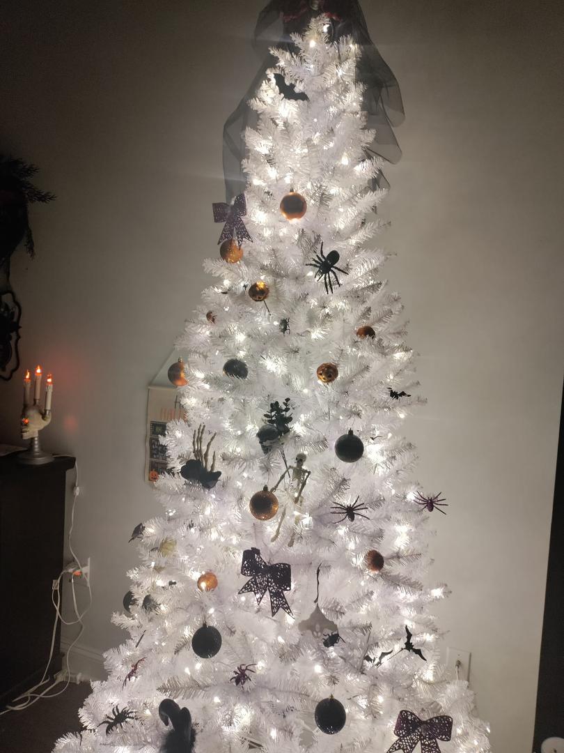 G's Halloween Tree 🎃