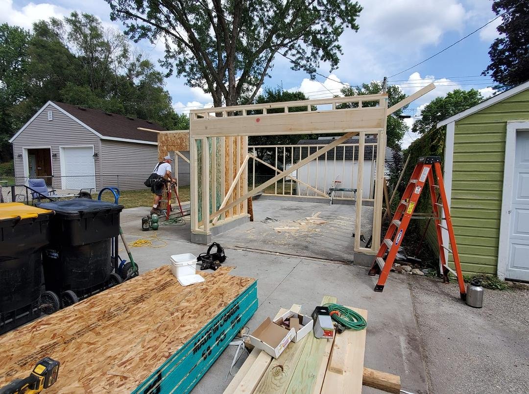 This went up by 2:00 pm today!  Al, my builder, said it would go quickly after the block work was done,  but I didn't think it would be this fast.  Long way to go,  but it's shaping up!