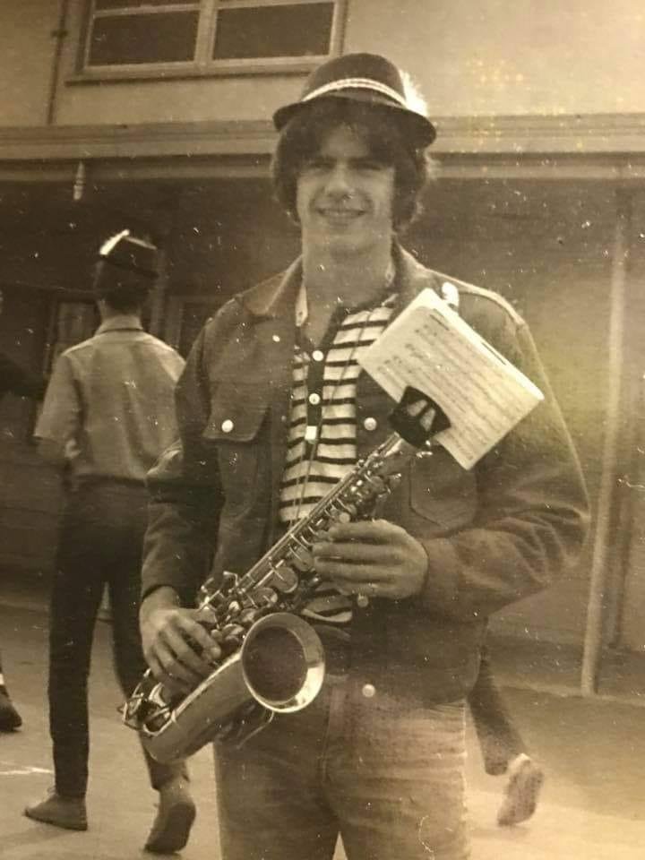 I use to  play Sax  ...till someone stole it  🎷🎶🎶🎶 😭
