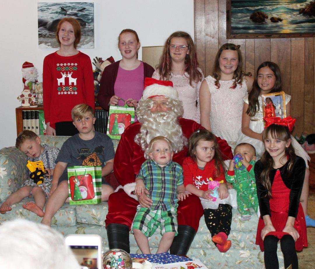 The Saturday Night Before Christmas the Thomas' 33 annual Christmas Potluck was again crashed by St. Nick. He always seems to know where the kids and food are. Everyone had a great time.
So I wish you all a Merry Christma
