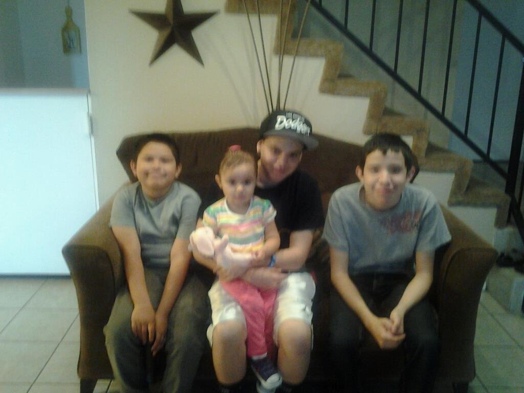 My beautifull kids I love them soooo much..
   The Flores Bunch