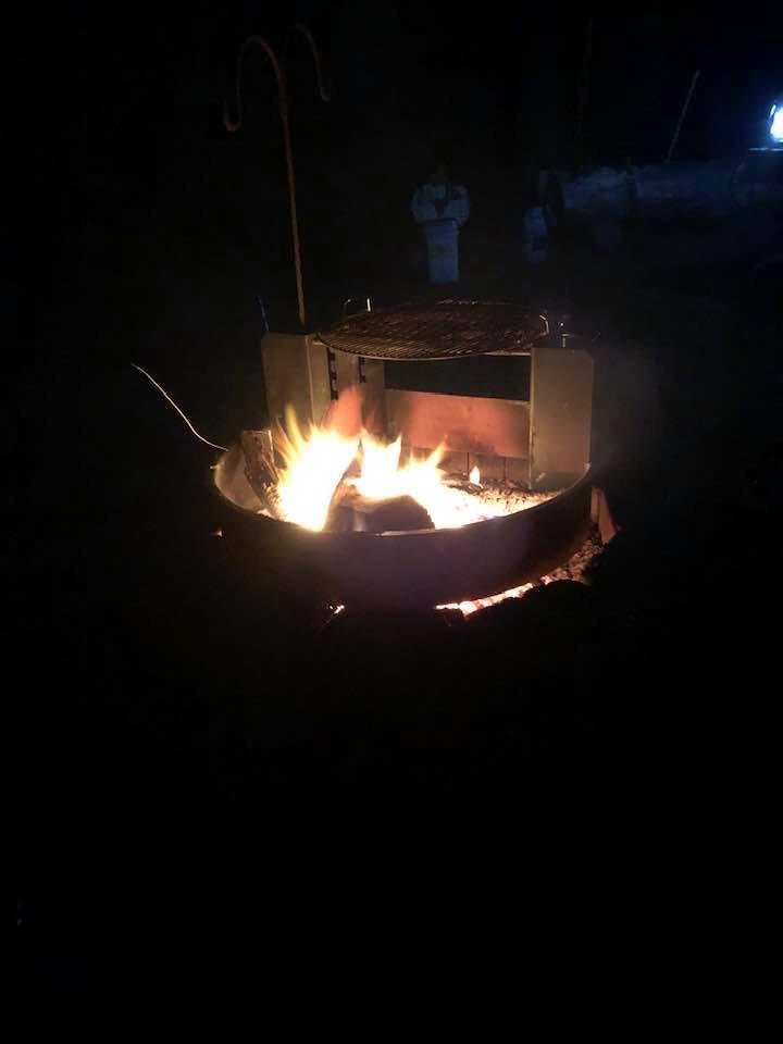Sitting around fire with good friends and good
food 💕