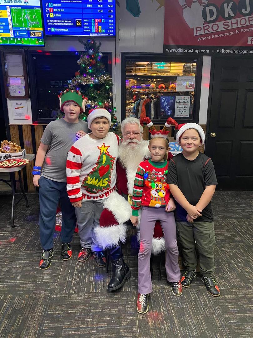 Had fun tonight with our 1st Saturday of the month League! Even got a visit from Santa for all the family youngsters who came in! Santa was handing out a stocking full of goodies to all the kids! Lotsa food goodies and dess