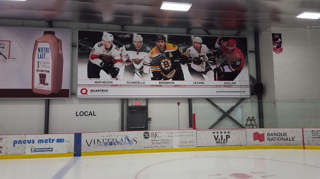 Petite visite sur une patinoire ce matin.... non pas pour jouer au hockey mais plutôt pour installer une bannière pour hockey etcetera