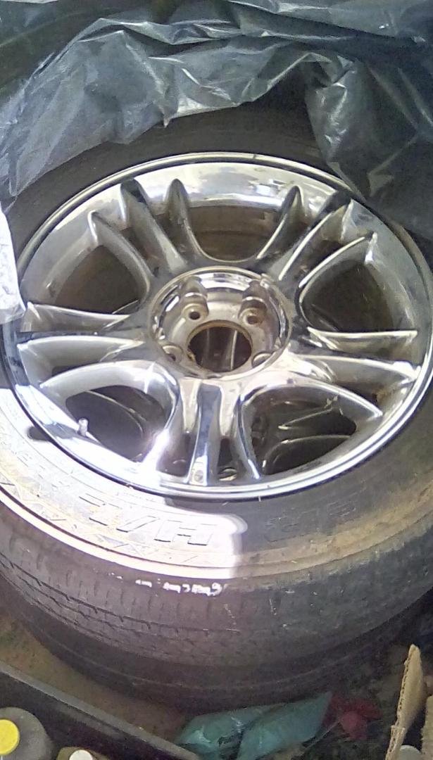 Can anybody tell me what kind of wheels these are and how much two 20 inch wheels are worth?
