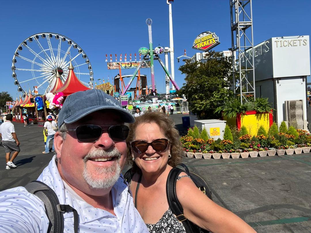 Fair time! First day was easy to get in. Here to see "Stop making sense" , Talking heads tribute band at the hanger. But first some early dinner and drinks.