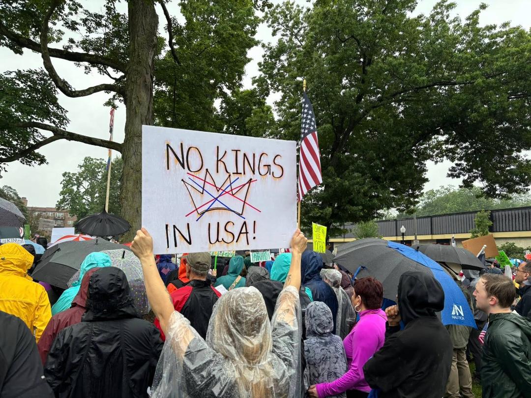 Huge crowd in the rain for the No Kings rally outside the Kings supermarket in Morristown. Crowd looks pretty peaceful to me. Fred Palma (Photo by Seth Augenstein)