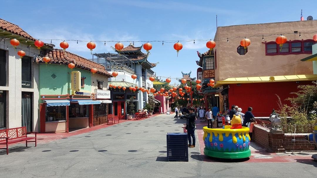 Feeling touristy in Chinatown. Just a sec...Jack wants to tell me something about a reservoir or something...