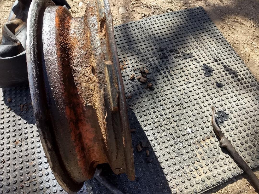 Today's project, fix the flat on my Allis Chalmers, all this dirt packed between the rim and tire rubbed a hole in the tube that's a lot of dirt looks like somebody was forced to make it to the barn on a flat tire it happens