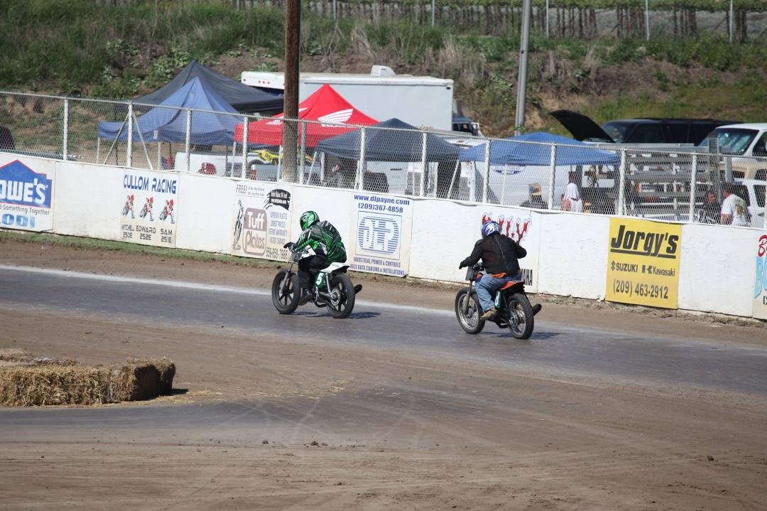Stagerd start in the main on the back straight a way!