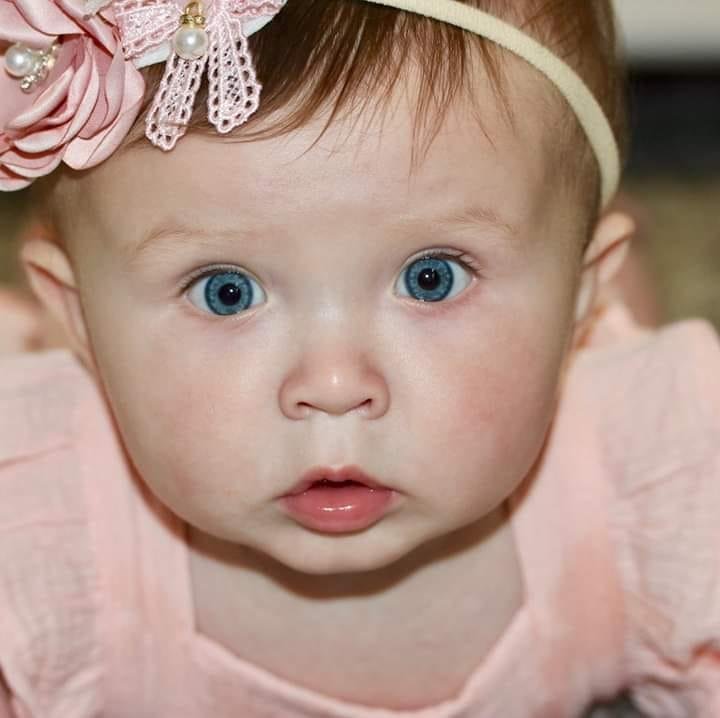 Well I'm not a big person on Facebook however my older sister Ellie has a daughter and her daughter just had this wonderful baby girl I left the station Shirley Temple Junior with straight hair