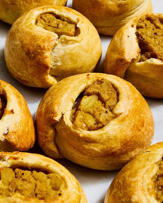 Manhattan Memories
Oh how I wish
I had a knish
A potato knish from Times Square
I’ve had a few
Here in the Lou
But it just aint the same as back there
Spud wrapped in dough
Grab it and go
You don’t need a knife or a fork