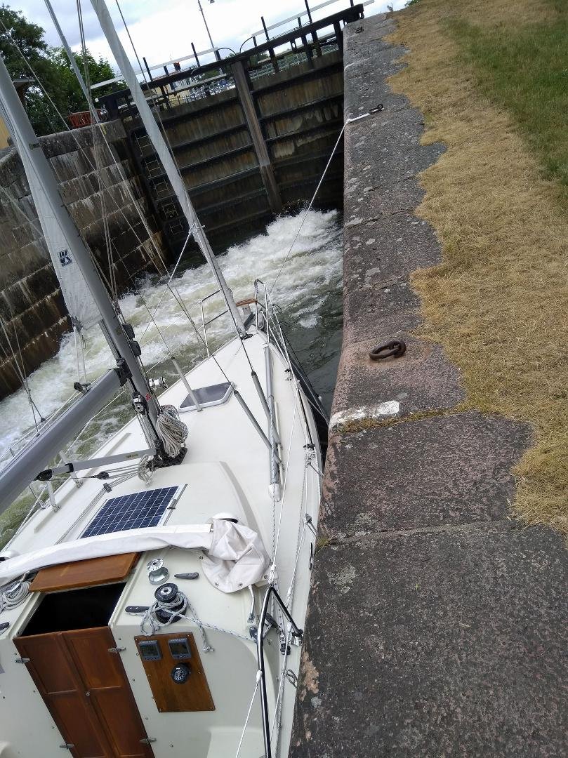 Bertils båt slussar i Göta Kanal