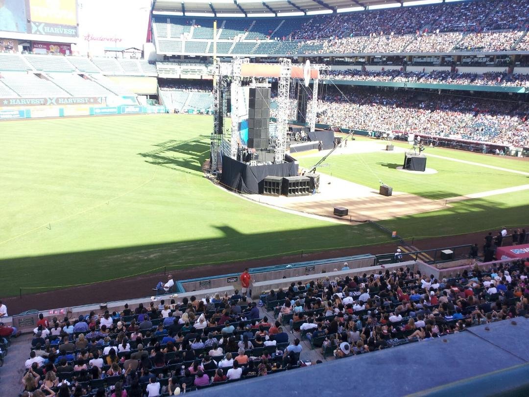 Harvest Crusade 2012, go to harvestamerica.com and watch it live!!!