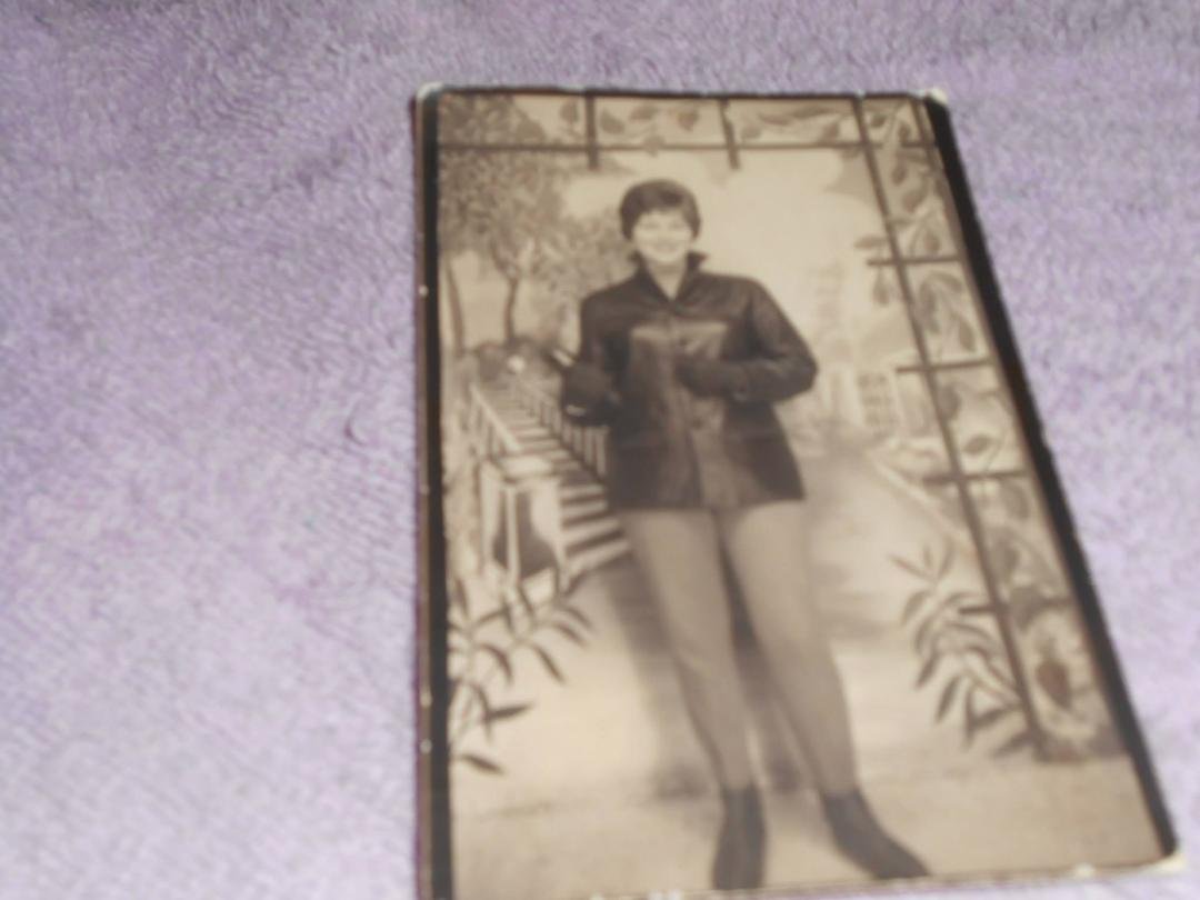 I think this shot got the glare off of that same Picture of My mama,WOW!! She was SOO BEAUTIFUL!!