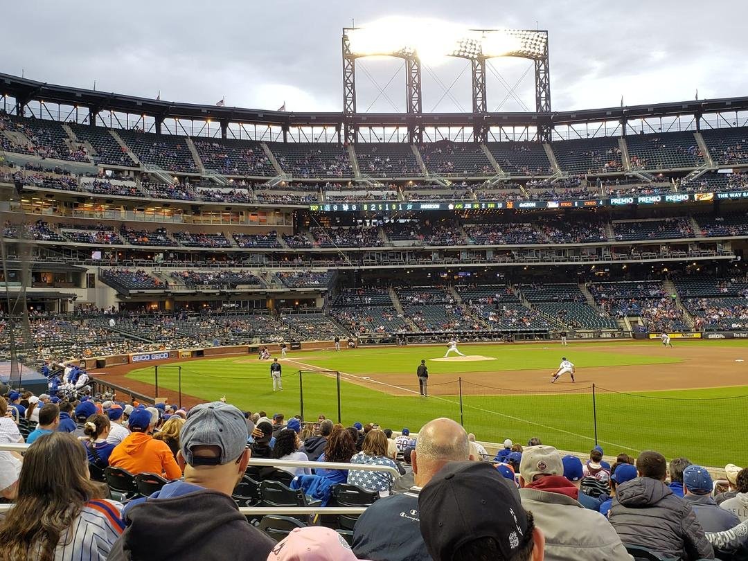 The lights are on at the big ballpark in Queens. deGrom starts the game with a K.