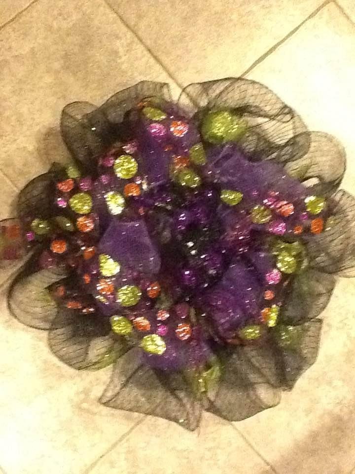 This one I made for Mom...taking it in today for her. Can't see it on the pic, but there's a glittery 🕷 in the middle.
