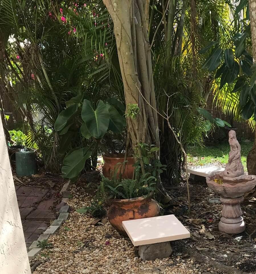 I decided to paint the cats pedestals.