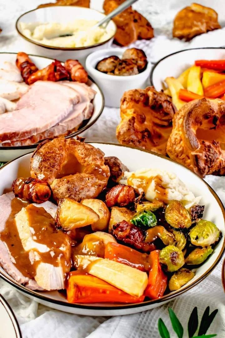 HOLIDAY EATING TIPS
1. Avoid carrot 🥕sticks. Anyone who puts carrots on a holiday buffet table knows nothing of the Holiday spirit. In fact, if you see carrots, leave immediately. Go next door, where they're serving r