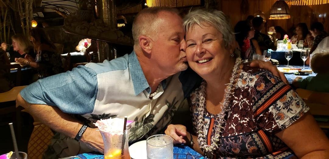 In lieu of El Paso tonight...we thought we'd just stay in Hawai'i another day or two...then on to San Fran on our way home. Home - we're missin', yet, in Paia - we're kissin'. 🥰