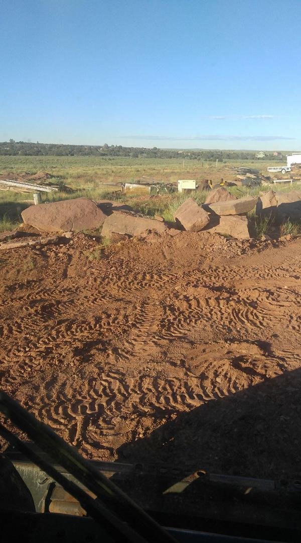 Little tracktor moves big rocks