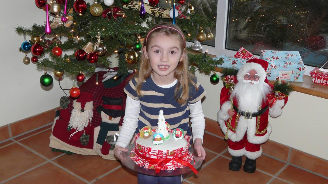 Maiya having fun decorating her Xmas cake at Granny's & Grandad's house!!