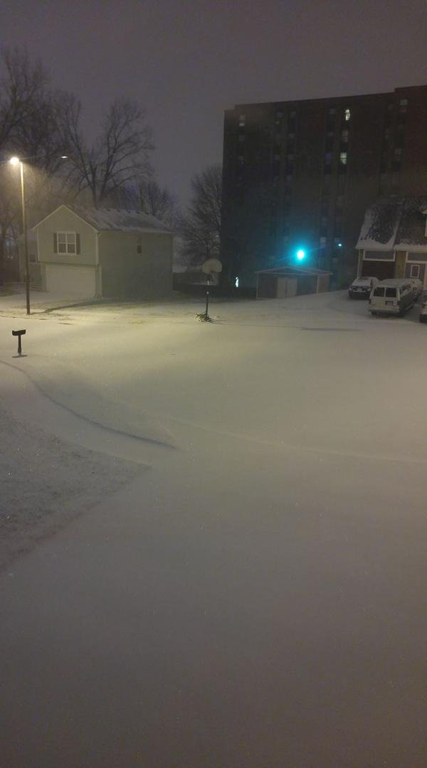 Snowing in KC MO -8 drg