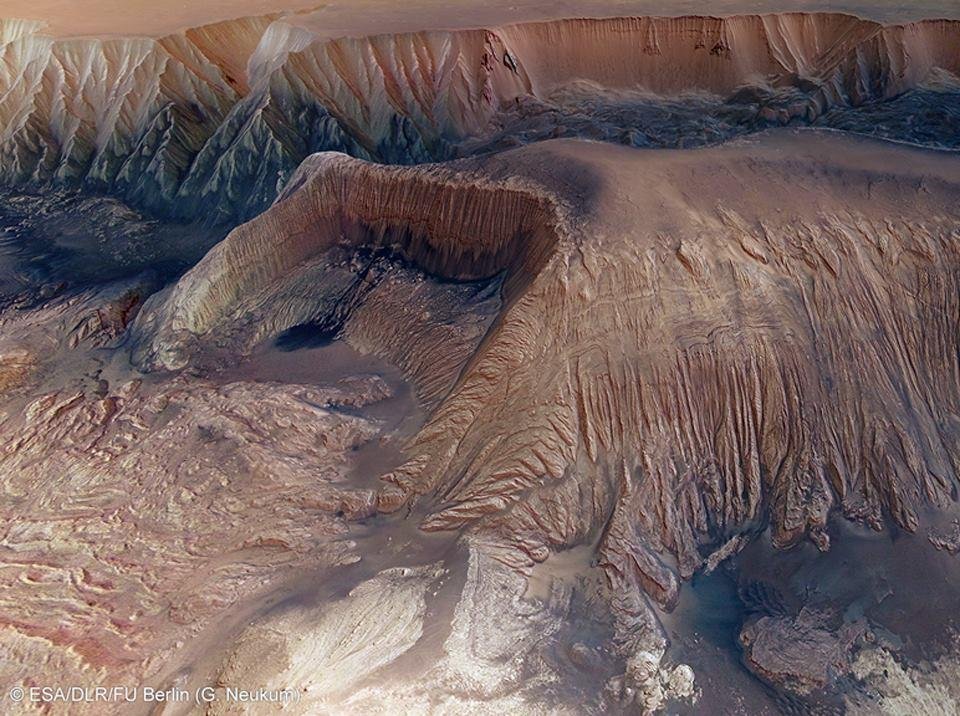 Collapse in Hebes Chasma on Mars
Image Credit & Copyright: ESA/DLR/FU Berlin (G. Neukum)
Explanation: What's happened in Hebes Chasma on Mars? Hebes Chasma is a depression just north of the enormous Valles Marineris canyon