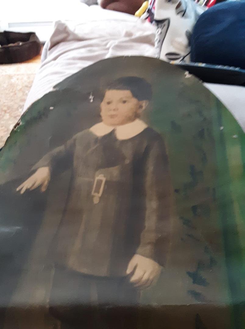 Found this behind my parents 1920's wedding photo anyone know art?