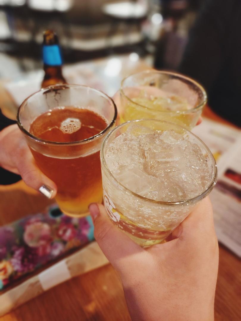 Sippin’ on some good vibes and munchin’ on Applebee’s magic with the fam! 🍔🥤✨ #Applebees #ChowDown #YumYum