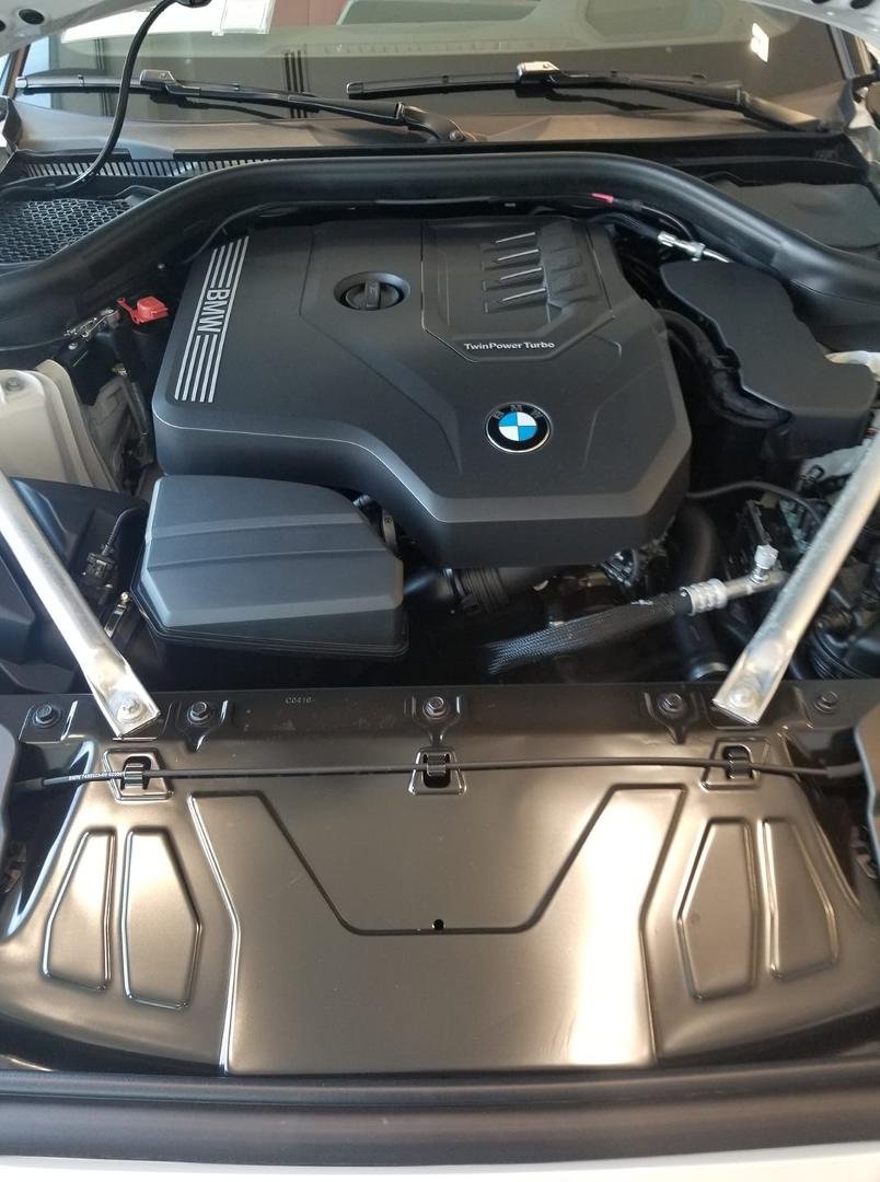 So this is what a new modern engine looks like a couple of plastic pieces jigsaw puzzle no style like the old days