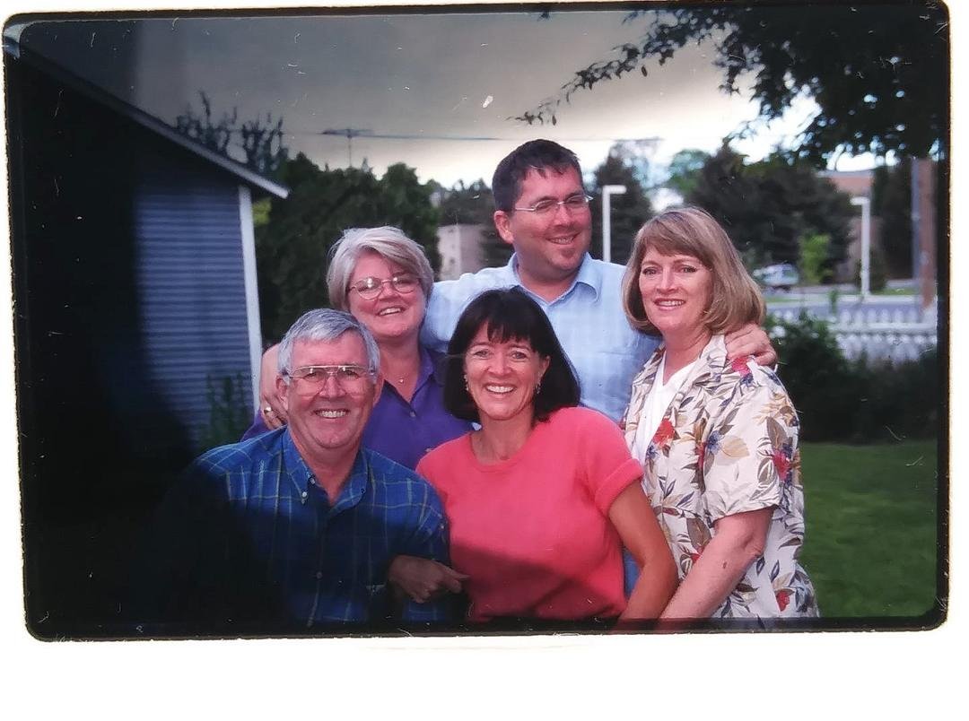 Great shot of my siblings and me in Mom and Dad's back yard. Don't know when it was taken.
R-L Steve, Barbara, Joan, Jeff and Leslie.
Nice looking group! Mom and Dad were proud of us all.
