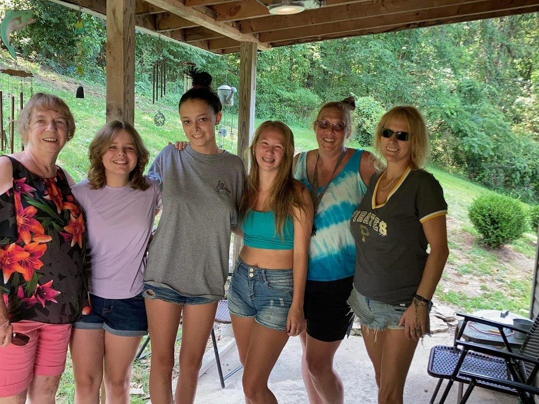 Jan,my cousin ' Larry and Belinda daughter,her daughter,Gina, Cassidy, Charlie,Jenn,And me visit in Aug