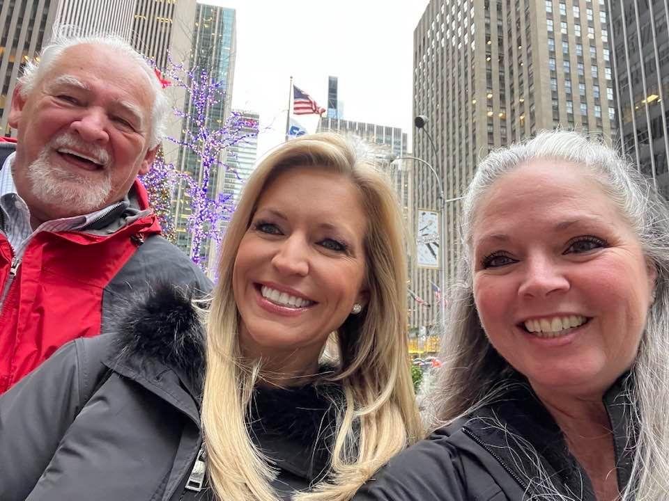 Big surprise outside FOX Studios - Ainsley Earhardt posed for a photo with us !!