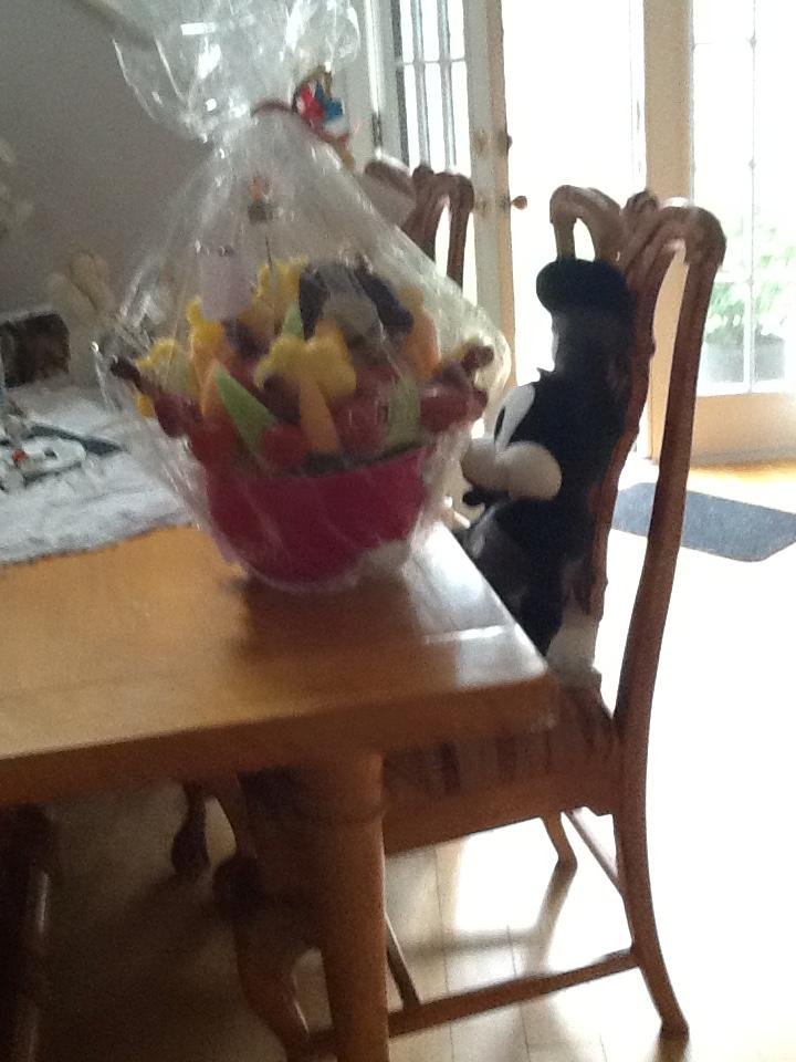 Beautiful Edible Arrangement from Lisa, Robert, Shelby, Kyle, Hanna and Ethan. I love you guys too. Mom/Nanna
