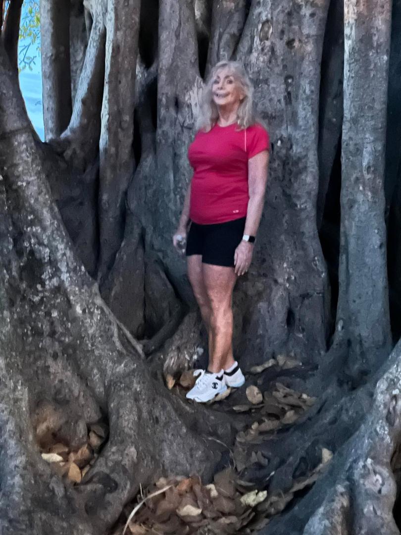 Stephanie discovers Banyan trees. 😛