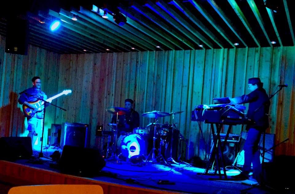 Dirty Bella in action. Santa Fe is a great music town. And it's a scary town for drummers... saw Mark Clark tearin' it up with Craig Small (Bok Choy) the other night... and tonight here's Michael Chavez crushin' some very s