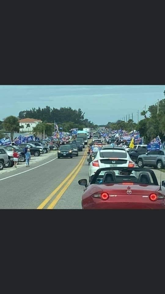 1000s gather in Florida to support Trump.