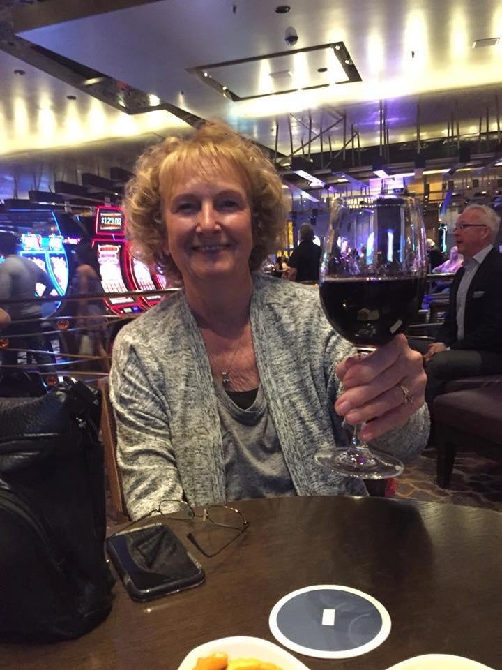 After a LONG afternoon walk, enjoyed the Bellagio fountain show and the Ceaser’s live statue show, Donna needs her wine and I my beer or two😁😁